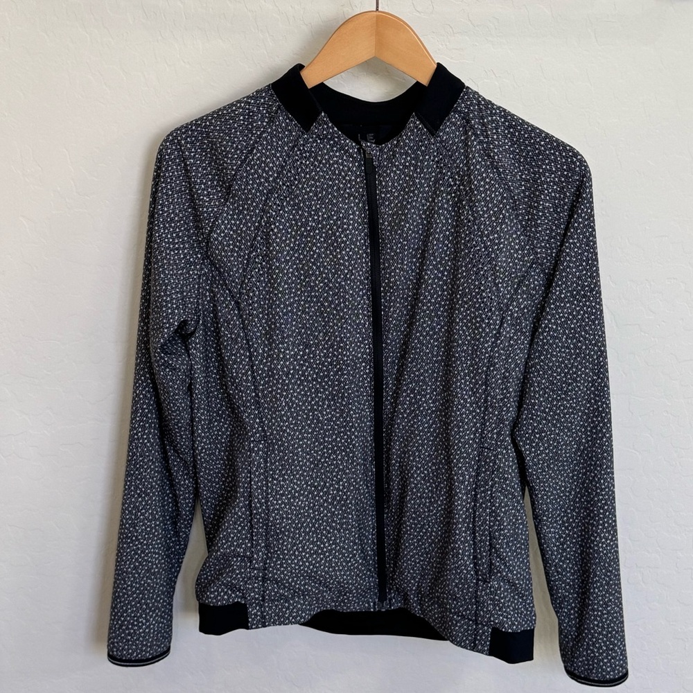 Lululemon Hit It Jacket Frozen Fizz White Black Lightweight Full Zip Size 8